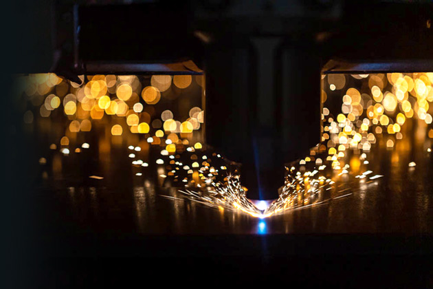 image d'un appareil de découpe laser en action étincelles Lasermetal